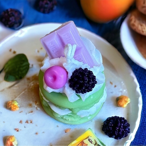 ⚠️SALE Candle // Handmade Green Life-size Macaroon Soy Wax Candle SEND OFFERS - Picture 2 of 4